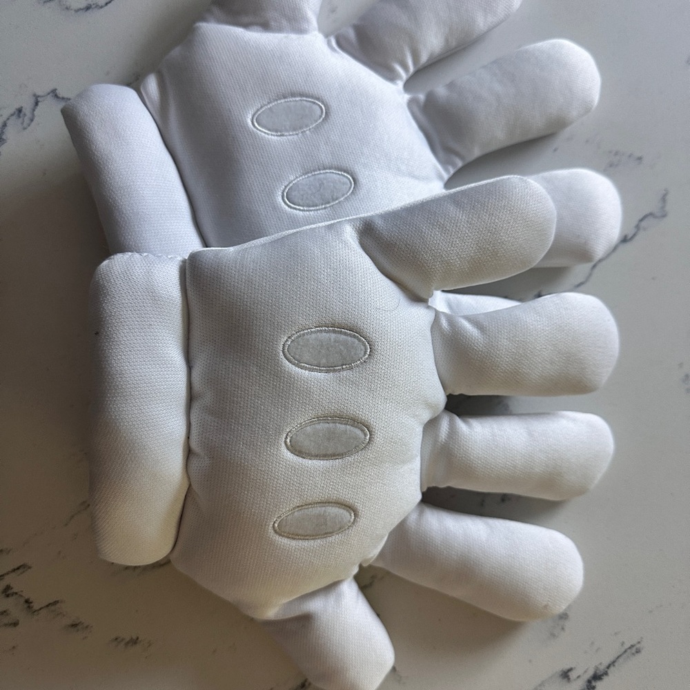 Super Nintendo World Exclusive Super Mario Gloves(Halloween/Costume Accessory) - Picture 3 of 4